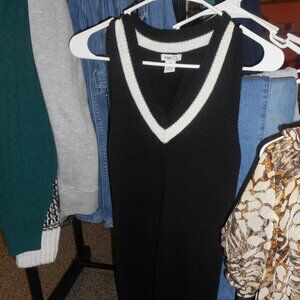 RUE 21 young women's dress,  V Neck, sweater material, sz XS, black & white